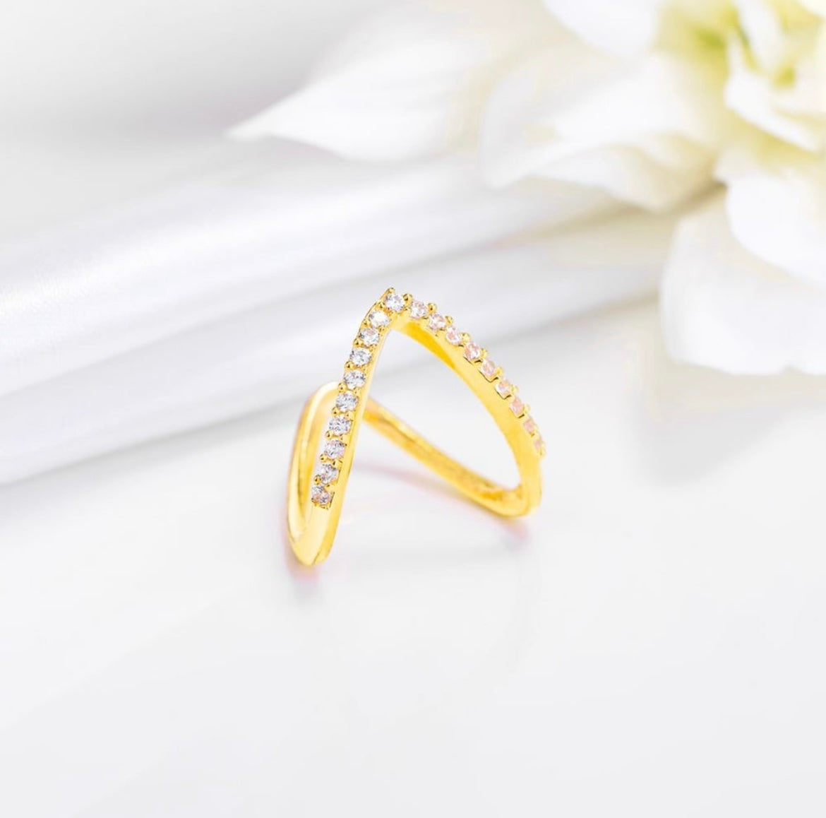 Elegant V-Shaped Gold Ring with Cubic Zirconia